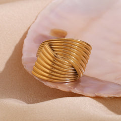 Retro Geometric Fan Stripe Cross Ring